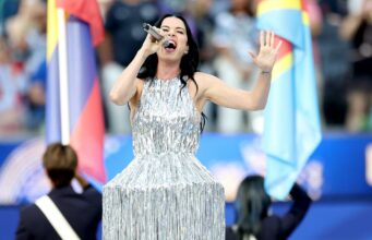 Mundial de la FIFA arranca con show de Katy Perry y Anitta Katy Perry cantando con vestido plateado de flecos en la inauguración del Mundial en Estados Unidos.