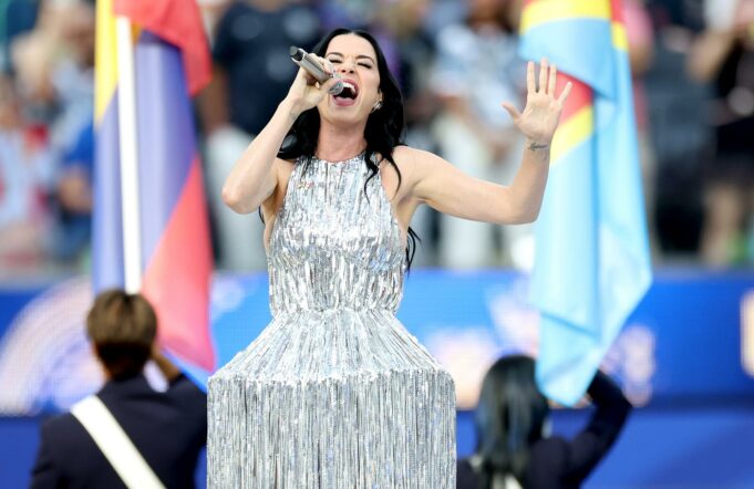 Mundial de la FIFA arranca con show de Katy Perry y Anitta Katy Perry cantando con vestido plateado de flecos en la inauguración del Mundial en Estados Unidos.