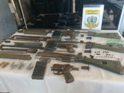 Histórica incautación de armas y marihuana en Paraguay Piezas y cañones de fusil desmontados sobre un mantel blanco junto al escudo impreso de la Digemabel de Paraguay.
