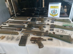 Histórica incautación de armas y marihuana en Paraguay Piezas y cañones de fusil desmontados sobre un mantel blanco junto al escudo impreso de la Digemabel de Paraguay.