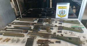 Histórica incautación de armas y marihuana en Paraguay Piezas y cañones de fusil desmontados sobre un mantel blanco junto al escudo impreso de la Digemabel de Paraguay.
