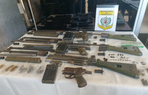 Histórica incautación de armas y marihuana en Paraguay Piezas y cañones de fusil desmontados sobre un mantel blanco junto al escudo impreso de la Digemabel de Paraguay.