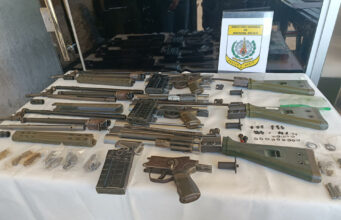 Histórica incautación de armas y marihuana en Paraguay Piezas y cañones de fusil desmontados sobre un mantel blanco junto al escudo impreso de la Digemabel de Paraguay.