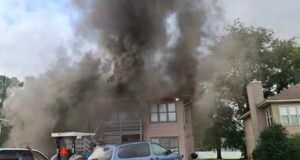Huntsville: evacúan residentes tras incendio en apartamento Incendio en apartamento de Huntsville con una gran columna de humo elevándose sobre el edificio residencial.