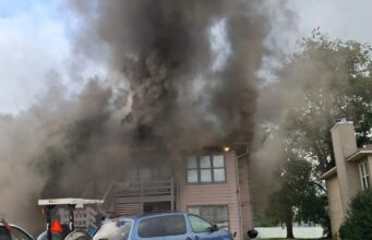 Huntsville: evacúan residentes tras incendio en apartamento Incendio en apartamento de Huntsville con una gran columna de humo elevándose sobre el edificio residencial.