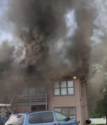 Huntsville: evacúan residentes tras incendio en apartamento Incendio en apartamento de Huntsville con una gran columna de humo elevándose sobre el edificio residencial.