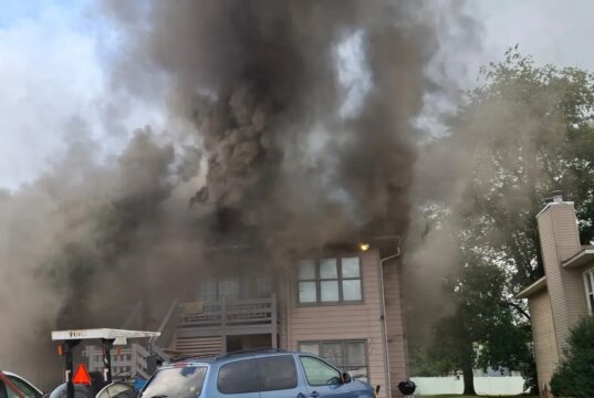 Huntsville: evacúan residentes tras incendio en apartamento Incendio en apartamento de Huntsville con una gran columna de humo elevándose sobre el edificio residencial.