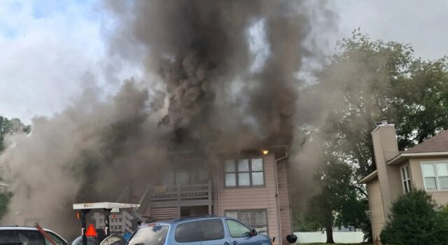 Huntsville: evacúan residentes tras incendio en apartamento Incendio en apartamento de Huntsville con una gran columna de humo elevándose sobre el edificio residencial.