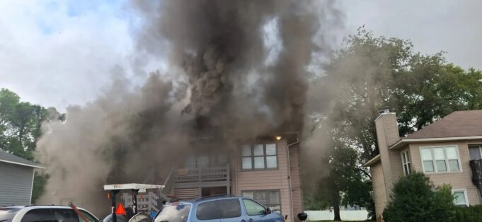 Huntsville: evacúan residentes tras incendio en apartamento Incendio en apartamento de Huntsville con una gran columna de humo elevándose sobre el edificio residencial.