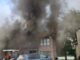 Huntsville: evacúan residentes tras incendio en apartamento Incendio en apartamento de Huntsville con una gran columna de humo elevándose sobre el edificio residencial.