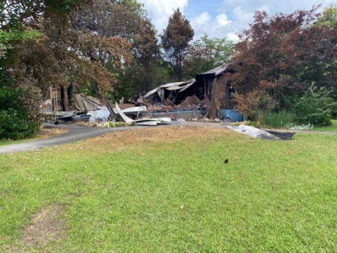 Incendio de vivienda en Shiloh deja una mujer fallecida Restos calcinados y escombros de una vivienda destruida por un incendio en el condado de Marion.