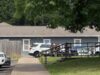 Investigan homicidio en Birmingham tras una discusión armada Patrullas policiales y cinta de seguridad amarilla frente a una vivienda gris durante investigación en Birmingham.