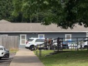 Investigan homicidio en Birmingham tras una discusión armada Patrullas policiales y cinta de seguridad amarilla frente a una vivienda gris durante investigación en Birmingham.