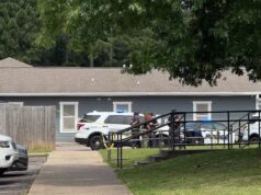 Investigan homicidio en Birmingham tras una discusión armada Patrullas policiales y cinta de seguridad amarilla frente a una vivienda gris durante investigación en Birmingham.