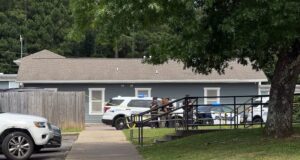 Investigan homicidio en Birmingham tras una discusión armada Patrullas policiales y cinta de seguridad amarilla frente a una vivienda gris durante investigación en Birmingham.