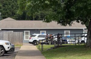 Investigan homicidio en Birmingham tras una discusión armada Patrullas policiales y cinta de seguridad amarilla frente a una vivienda gris durante investigación en Birmingham.