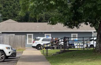 Investigan homicidio en Birmingham tras una discusión armada Patrullas policiales y cinta de seguridad amarilla frente a una vivienda gris durante investigación en Birmingham.