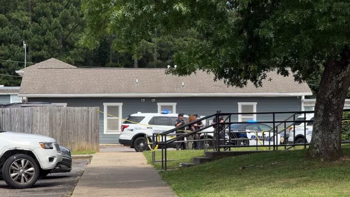 Investigan homicidio en Birmingham tras una discusión armada Patrullas policiales y cinta de seguridad amarilla frente a una vivienda gris durante investigación en Birmingham.