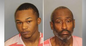 Condena en Alabama: Cadena perpetua por asesinato y secuestro Retratos policiales de Jayden Gildersleeve y Michael Spellman con uniformes de prisión a rayas naranjas y blancas.
