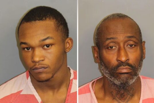 Condena en Alabama: Cadena perpetua por asesinato y secuestro Retratos policiales de Jayden Gildersleeve y Michael Spellman con uniformes de prisión a rayas naranjas y blancas.