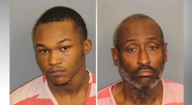Condena en Alabama: Cadena perpetua por asesinato y secuestro Retratos policiales de Jayden Gildersleeve y Michael Spellman con uniformes de prisión a rayas naranjas y blancas.