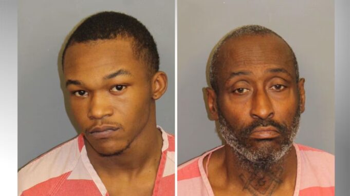 Condena en Alabama: Cadena perpetua por asesinato y secuestro Retratos policiales de Jayden Gildersleeve y Michael Spellman con uniformes de prisión a rayas naranjas y blancas.