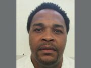 Alabama busca ejecutar a Jeffery Lee con inyección letal Retrato policial del recluso Jeffery Lee, de espaldas a un fondo blanco, vinculada a su caso en Alabama.