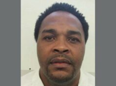 Alabama busca ejecutar a Jeffery Lee con inyección letal Retrato policial del recluso Jeffery Lee, de espaldas a un fondo blanco, vinculada a su caso en Alabama.