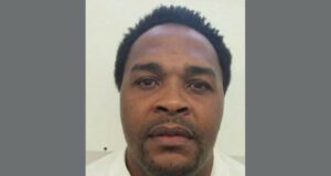Alabama busca ejecutar a Jeffery Lee con inyección letal Retrato policial del recluso Jeffery Lee, de espaldas a un fondo blanco, vinculada a su caso en Alabama.