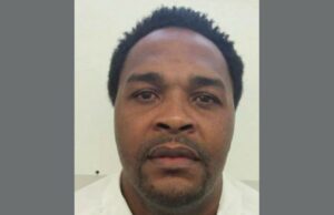 Alabama busca ejecutar a Jeffery Lee con inyección letal Retrato policial del recluso Jeffery Lee, de espaldas a un fondo blanco, vinculada a su caso en Alabama.