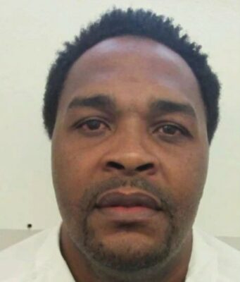 Alabama busca ejecutar a Jeffery Lee con inyección letal Retrato policial del recluso Jeffery Lee, de espaldas a un fondo blanco, vinculada a su caso en Alabama.