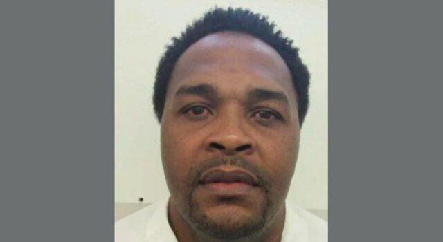 Alabama busca ejecutar a Jeffery Lee con inyección letal Retrato policial del recluso Jeffery Lee, de espaldas a un fondo blanco, vinculada a su caso en Alabama.