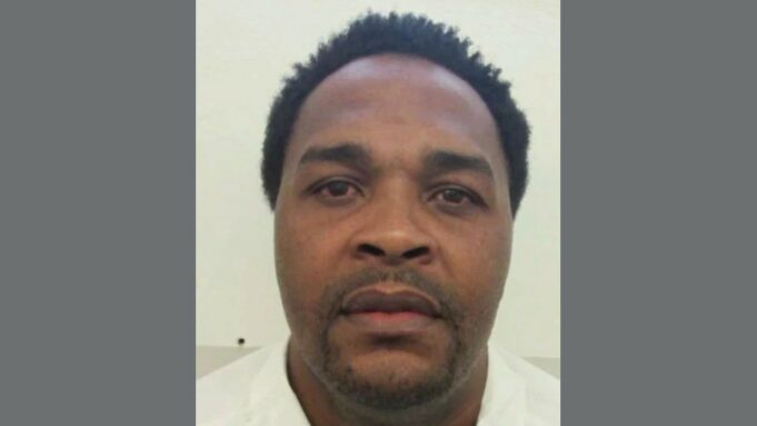 Alabama busca ejecutar a Jeffery Lee con inyección letal Retrato policial del recluso Jeffery Lee, de espaldas a un fondo blanco, vinculada a su caso en Alabama.