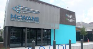 Junior Achievement abre centro financiero en Birmingham Fachada moderna del Centro de Educación Económica Junior Achievement McWane en Birmingham, Alabama.