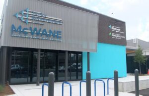 Junior Achievement abre centro financiero en Birmingham Fachada moderna del Centro de Educación Económica Junior Achievement McWane en Birmingham, Alabama.
