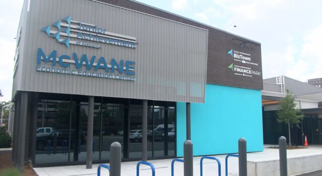 Junior Achievement abre centro financiero en Birmingham Fachada moderna del Centro de Educación Económica Junior Achievement McWane en Birmingham, Alabama.