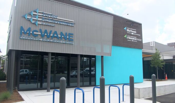 Junior Achievement abre centro financiero en Birmingham Fachada moderna del Centro de Educación Económica Junior Achievement McWane en Birmingham, Alabama.