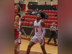 Asesinato de Jy’Kavien Wright conmociona a Talladega El joven afroamericano Jy’Kavien Wright con el uniforme número 3 de la escuela de Talladega en una cancha de baloncesto.