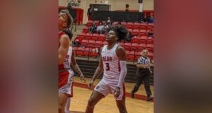 Asesinato de Jy’Kavien Wright conmociona a Talladega El joven afroamericano Jy’Kavien Wright con el uniforme número 3 de la escuela de Talladega en una cancha de baloncesto.