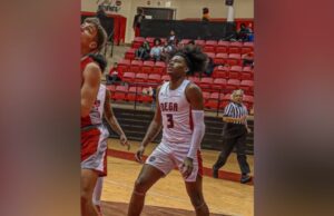 Asesinato de Jy’Kavien Wright conmociona a Talladega El joven afroamericano Jy’Kavien Wright con el uniforme número 3 de la escuela de Talladega en una cancha de baloncesto.