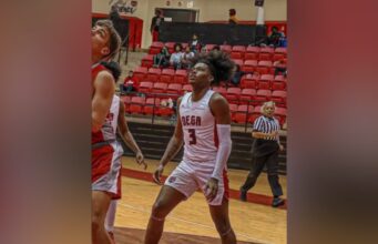 Asesinato de Jy’Kavien Wright conmociona a Talladega El joven afroamericano Jy’Kavien Wright con el uniforme número 3 de la escuela de Talladega en una cancha de baloncesto.