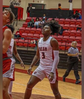 Asesinato de Jy’Kavien Wright conmociona a Talladega El joven afroamericano Jy’Kavien Wright con el uniforme número 3 de la escuela de Talladega en una cancha de baloncesto.