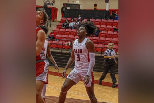Asesinato de Jy’Kavien Wright conmociona a Talladega El joven afroamericano Jy’Kavien Wright con el uniforme número 3 de la escuela de Talladega en una cancha de baloncesto.