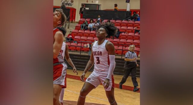 Asesinato de Jy’Kavien Wright conmociona a Talladega El joven afroamericano Jy’Kavien Wright con el uniforme número 3 de la escuela de Talladega en una cancha de baloncesto.
