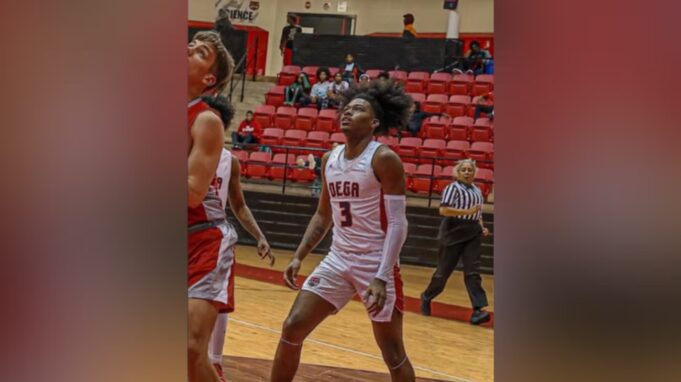 Asesinato de Jy’Kavien Wright conmociona a Talladega El joven afroamericano Jy’Kavien Wright con el uniforme número 3 de la escuela de Talladega en una cancha de baloncesto.