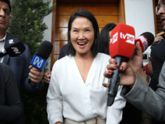 Keiko Fujimori logra ventaja irreversible Keiko Fujimori sonríe rodeada de micrófonos de prensa de TV Perú y otros medios tras las elecciones en Perú.