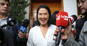 Keiko Fujimori logra ventaja irreversible Keiko Fujimori sonríe rodeada de micrófonos de prensa de TV Perú y otros medios tras las elecciones en Perú.