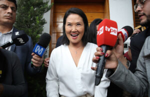 Keiko Fujimori logra ventaja irreversible Keiko Fujimori sonríe rodeada de micrófonos de prensa de TV Perú y otros medios tras las elecciones en Perú.