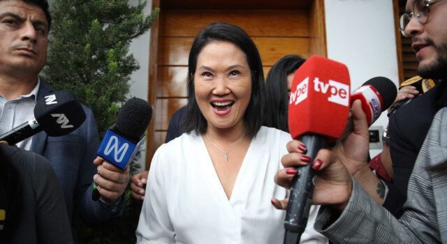 Keiko Fujimori logra ventaja irreversible Keiko Fujimori sonríe rodeada de micrófonos de prensa de TV Perú y otros medios tras las elecciones en Perú.