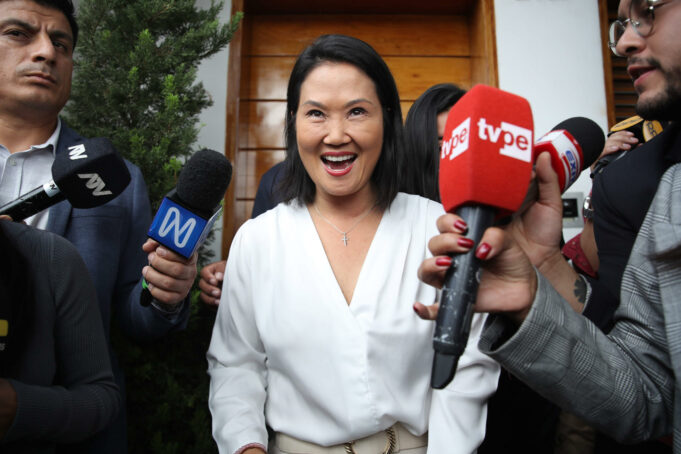 Keiko Fujimori logra ventaja irreversible Keiko Fujimori sonríe rodeada de micrófonos de prensa de TV Perú y otros medios tras las elecciones en Perú.